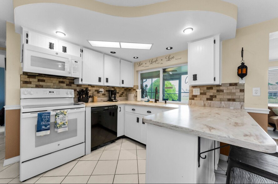Spacious kitchen - 3931 Sail Dr