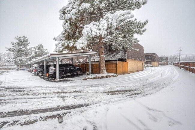 Building Photo - Bright & Spacious Townhome in Lakewood 2bd 2.5ba