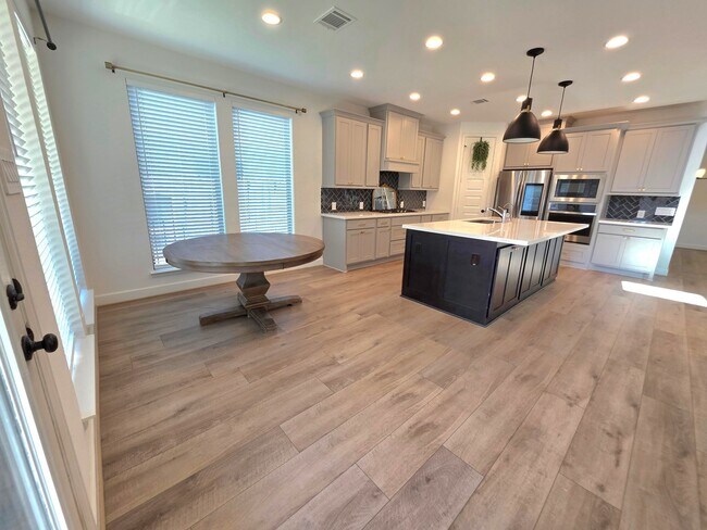 Building Photo - 15365 Legacy Pk Wy