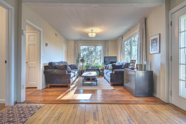 Building Photo - Spacious Home with Cozy Courtyard in Black...
