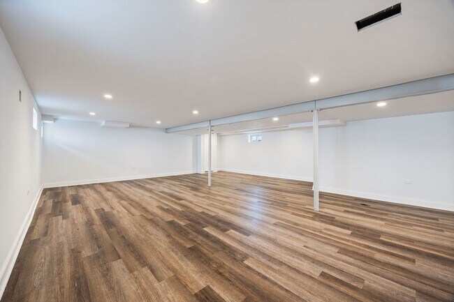 Building Photo - 4850 N Clifton Ave
