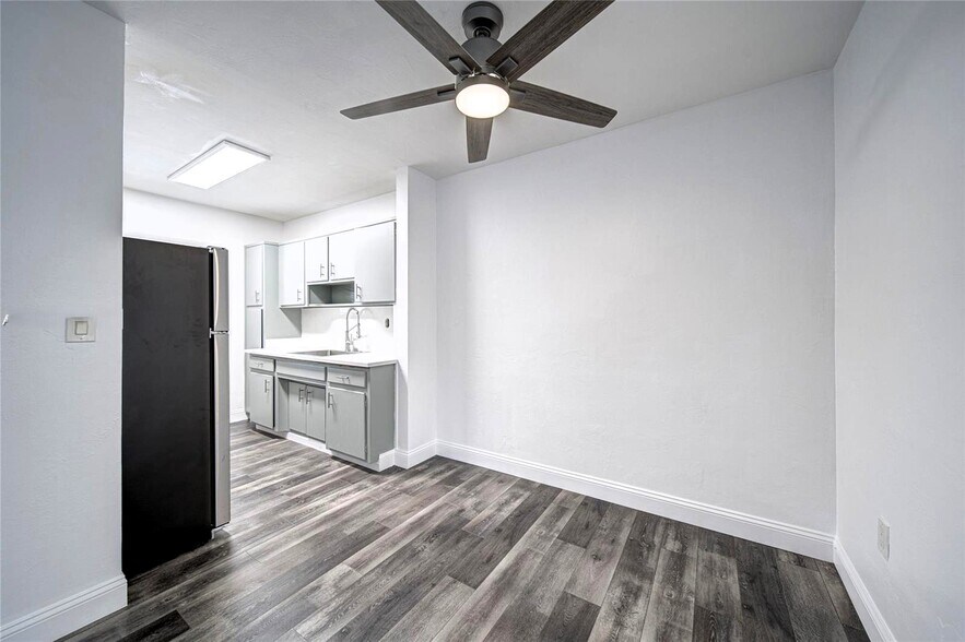 Building Photo - 6565 Santona St