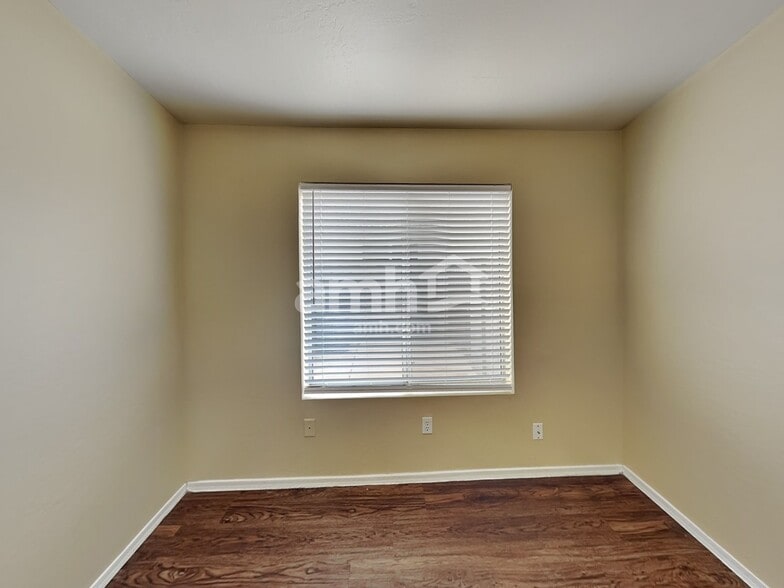 Building Photo - 7515 E Medina Ave