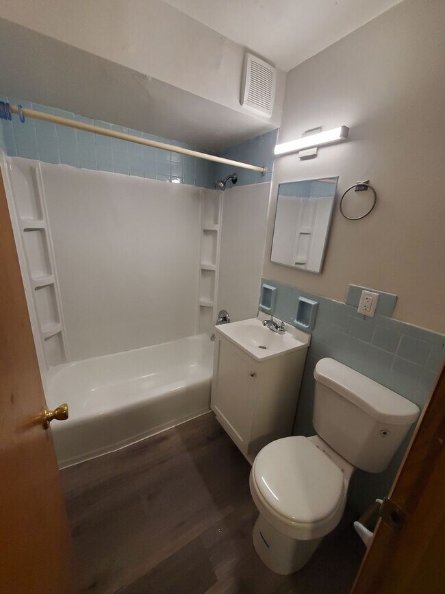 Interior Photo - 405 N East Ave