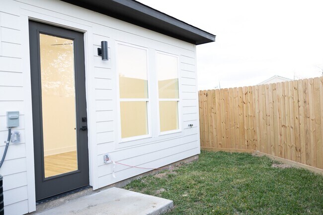 Building Photo - 3909 Maggie St