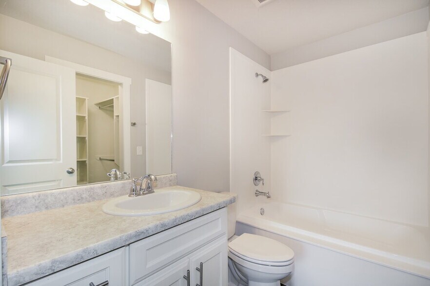 Building Photo - 4621 S W Pk Dr