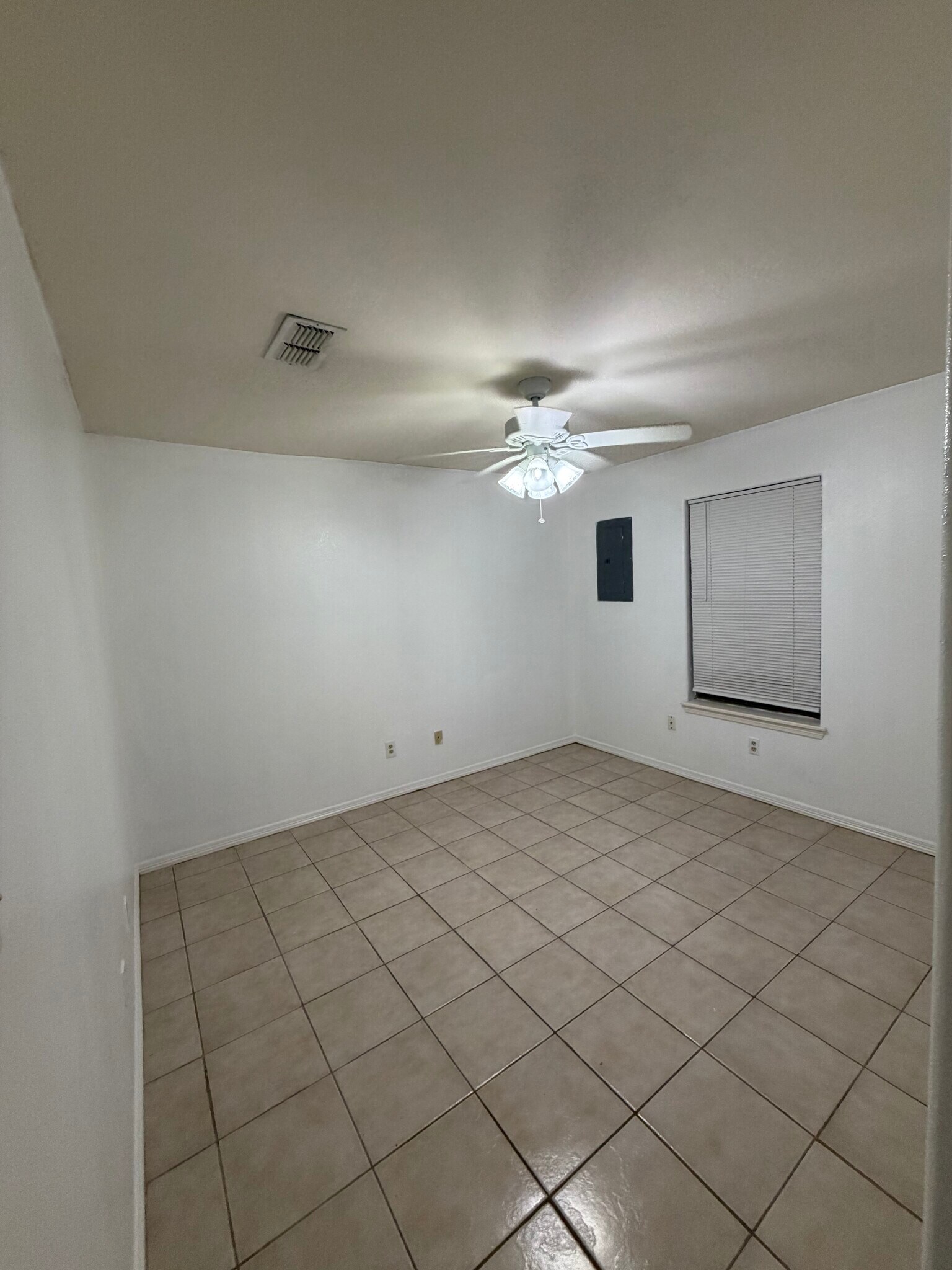 Building Photo - 2104 Paradise Dr