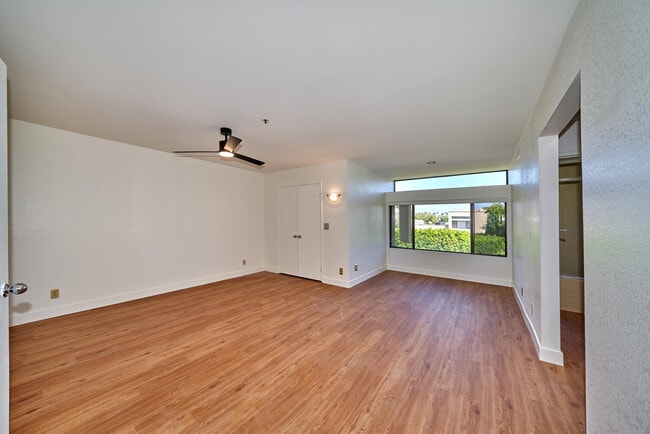 Building Photo - 414 Village Square N