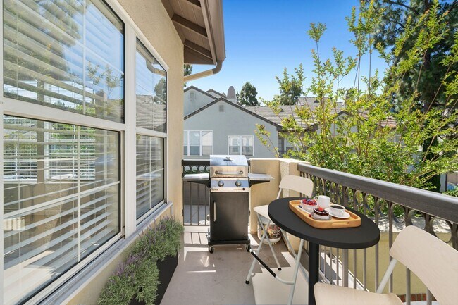 Building Photo - Upgraded 2-Bedroom in Gated Summit Community