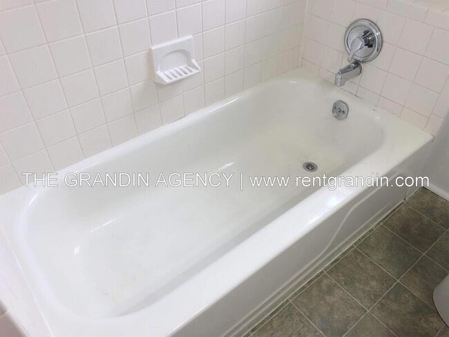 Building Photo - 2504 Longview Ave SW