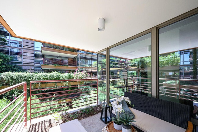 Building Photo - 7121 E Rancho Vista Dr