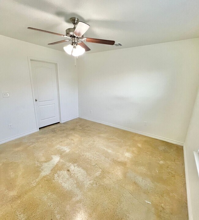 Building Photo - Cute Duplex On Amelia Earhart!