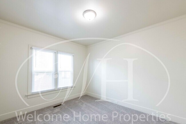 Building Photo - Spacious 4 Bedroom Home with Fireplace and Fenced Yard