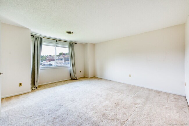 Building Photo - 592 Mountain Rd