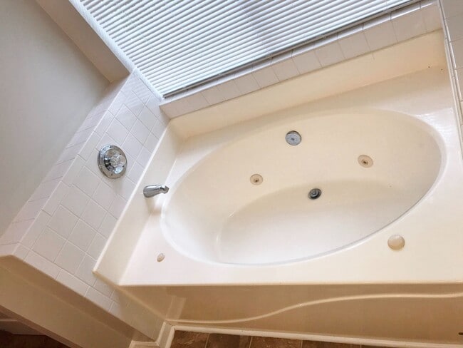 Building Photo - Oakbrooke Meadows