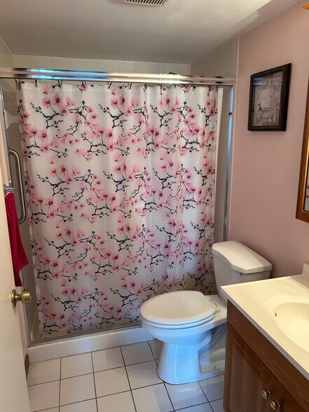 Master bathroom - 1015 Green Pine Blvd