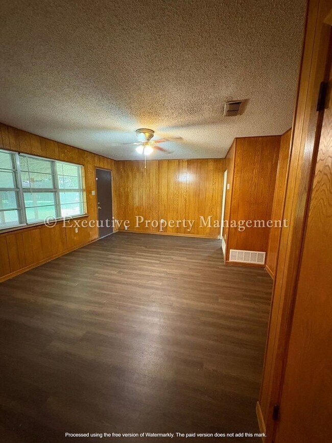 Building Photo - 616 Cedar Dr
