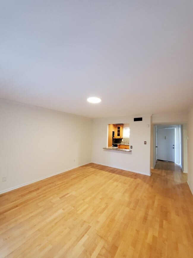 Building Photo - OPEN HOUSE This Sunday 12/07/25 @ 3:30PM until 4:00PM Charming 1-Bedroom Condo in Prime Sandy Spr...