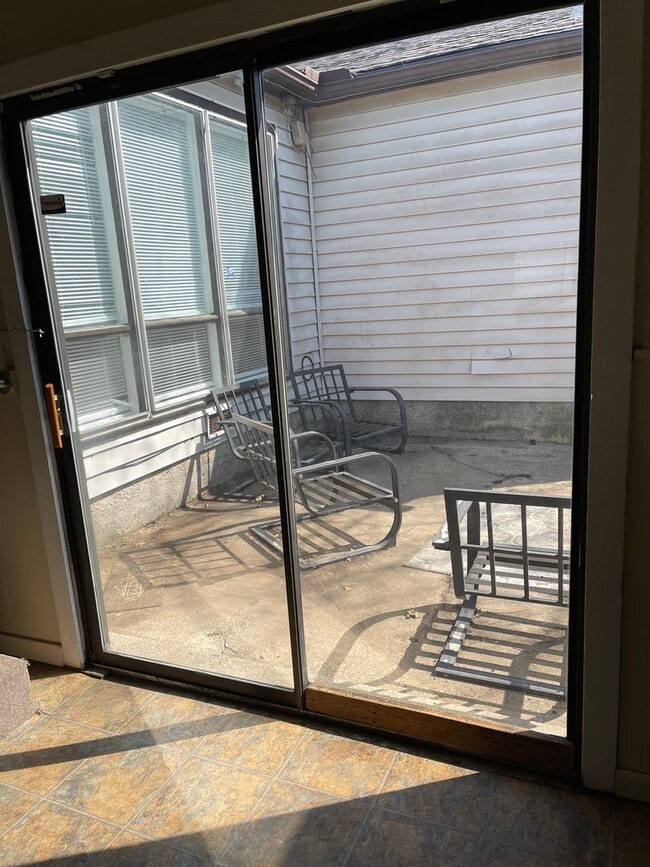 Building Photo - Newly Updated Midtown Beauty!