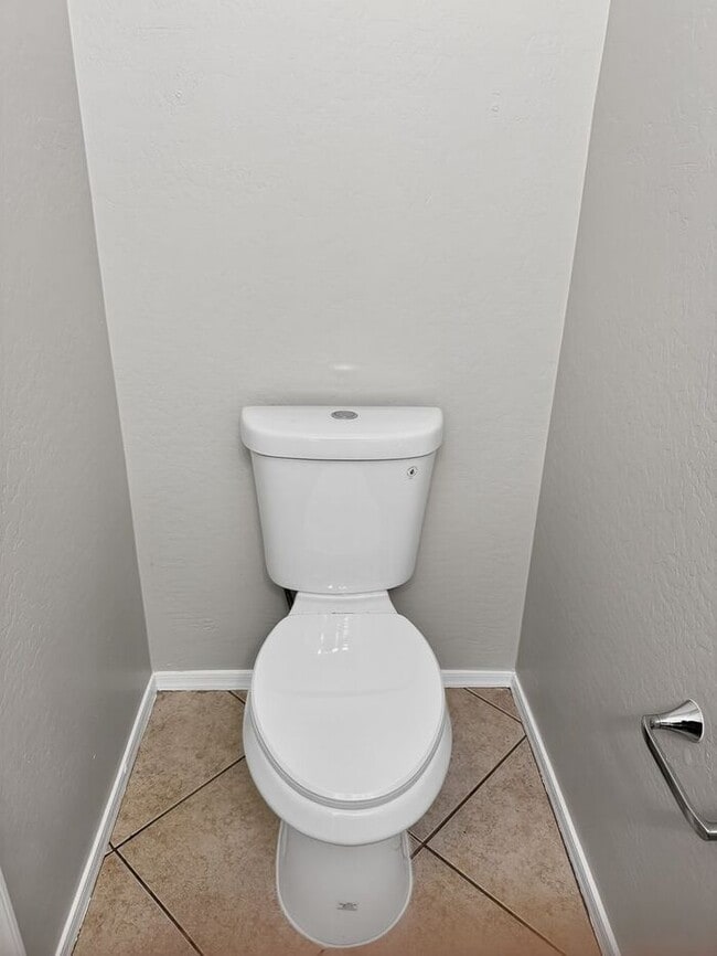 Building Photo - 4Bedroom/2.5Bath Townhome Ready for You!!