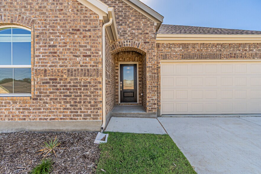 Building Photo - 10005 Warlander Dr