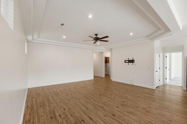 Building Photo - 646 N Sandy Talus Dr