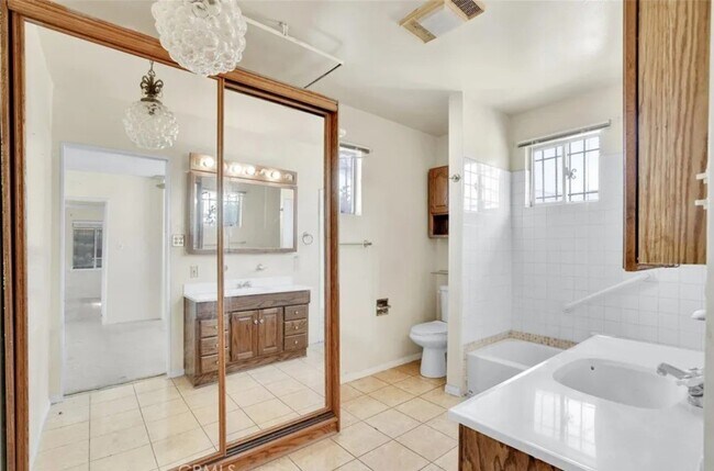 Building Photo - 1105 W 156th St