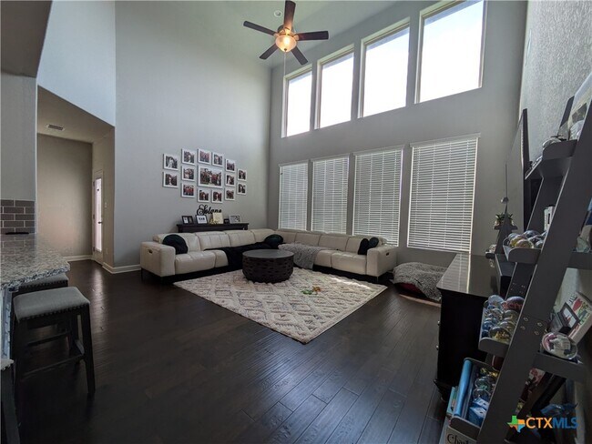 Building Photo - 892 Maple Dr