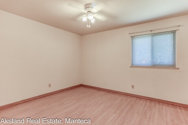 Building Photo - 1635 Crom St
