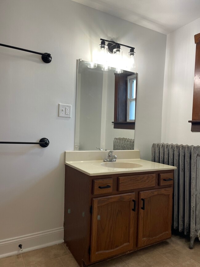 Full Bath (2nd Floor) - 1380 Diamond Station Rd