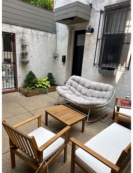 Looking at Entrance & Kater St. - 1540 Kater St