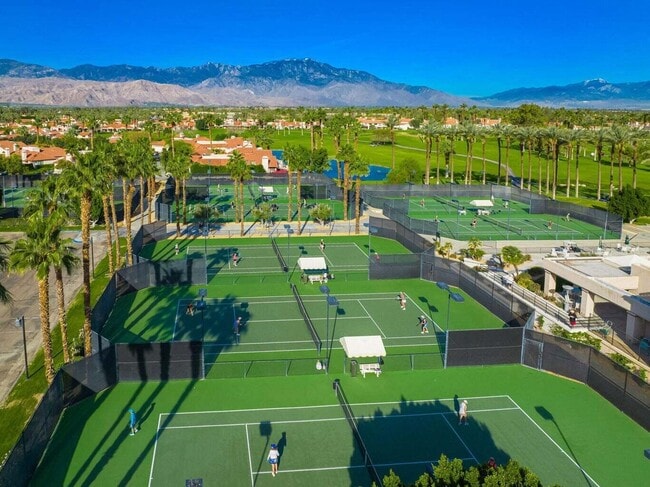 Building Photo - 260 Vista Royale Cir E