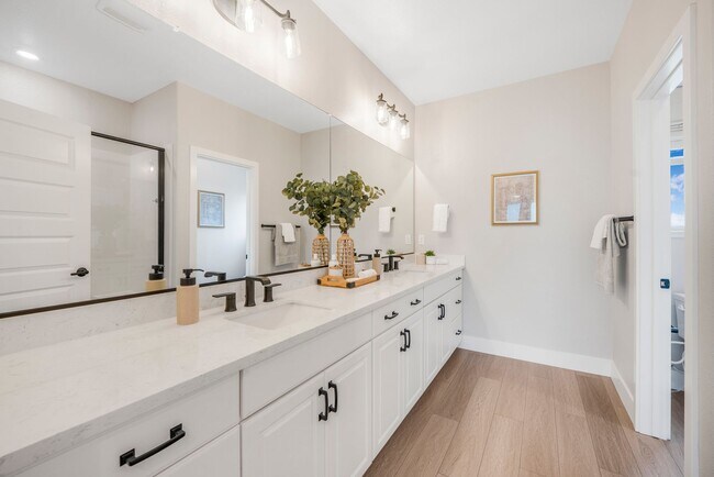 Building Photo - $4595 - Beautiful Corner Unit Condo in New...