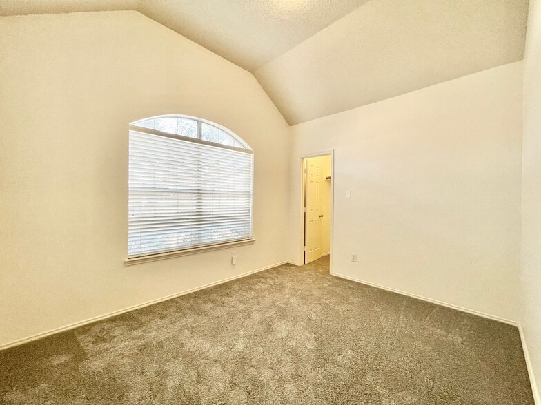 Building Photo - 9711 Saddle Dr