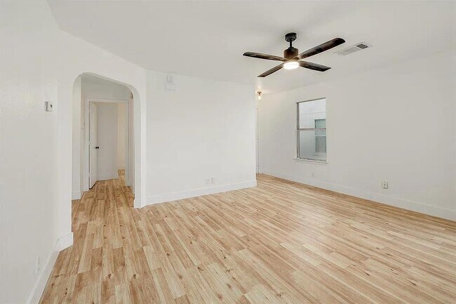 Building Photo - 16816 Jaron Dr