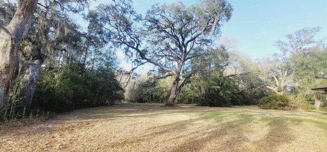 Building Photo - 11 Trails End Rd