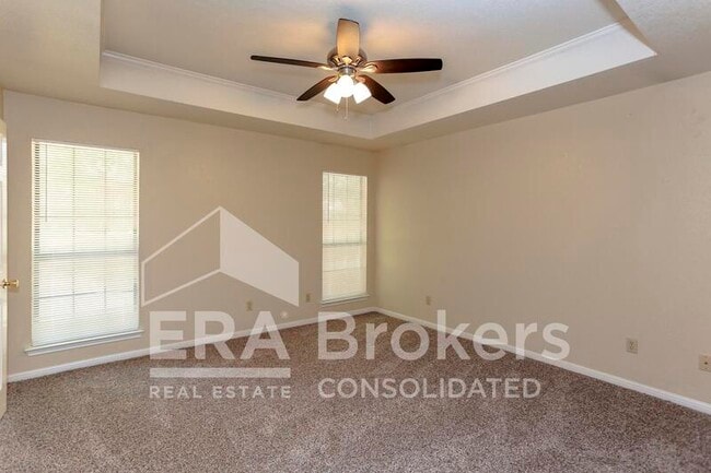 Building Photo - 800 Silver Creek Dr