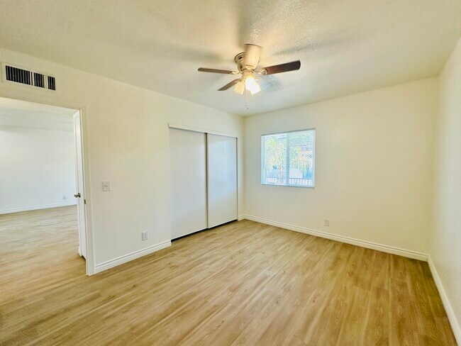 Building Photo - 4424 Bellevue Newly Renovated Apartments with All Appliances Included!