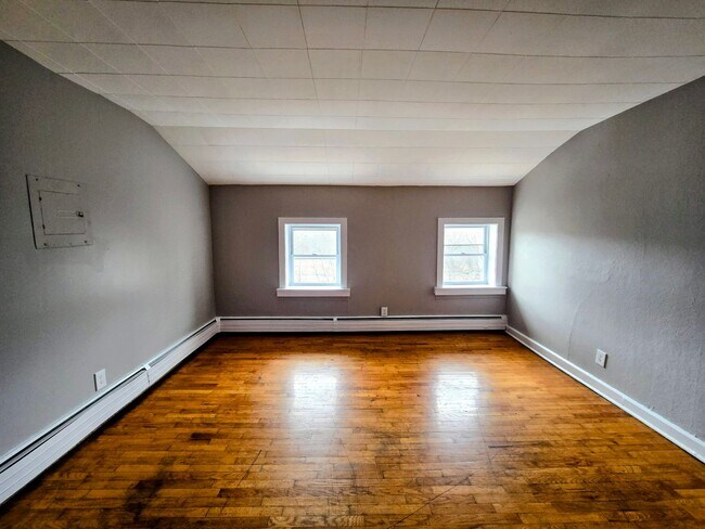 Building Photo - 419 Front St