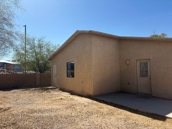 Building Photo - Beautifully Renovated 3 Bedroom Home -A/C-...
