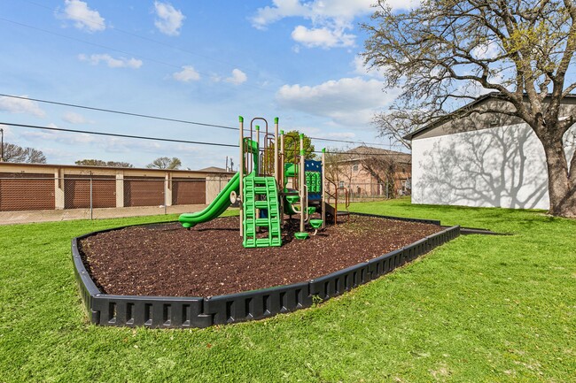 Building Photo - Our Renovated 2 Bedroom, 1 Bath is Waiting for You to Come Home in Waxahachie!