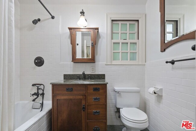 Building Photo - 662 Loring Ave