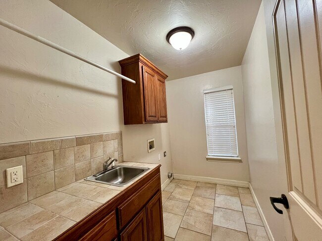 Building Photo - 1604 Dorothy Dr
