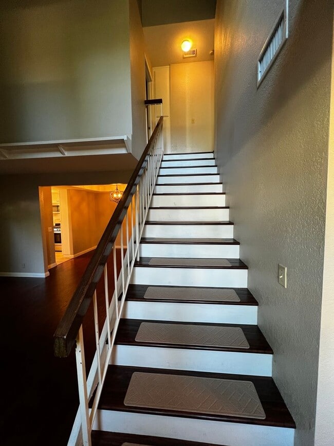 Building Photo - 2 Bedroom 3 Bath Condo for Rent in an Excellent Area of Fullerton