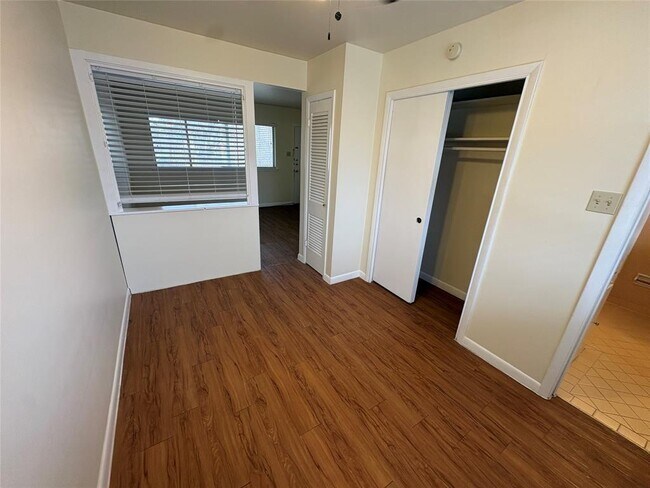 Building Photo - 1212 W 13th St