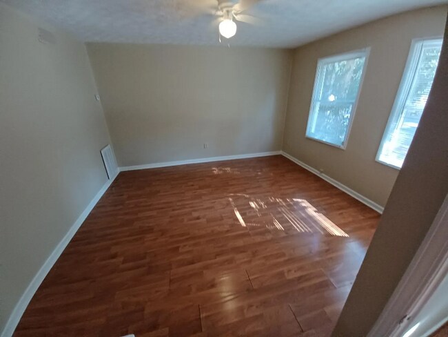 Building Photo - 8893 Roberts Dr