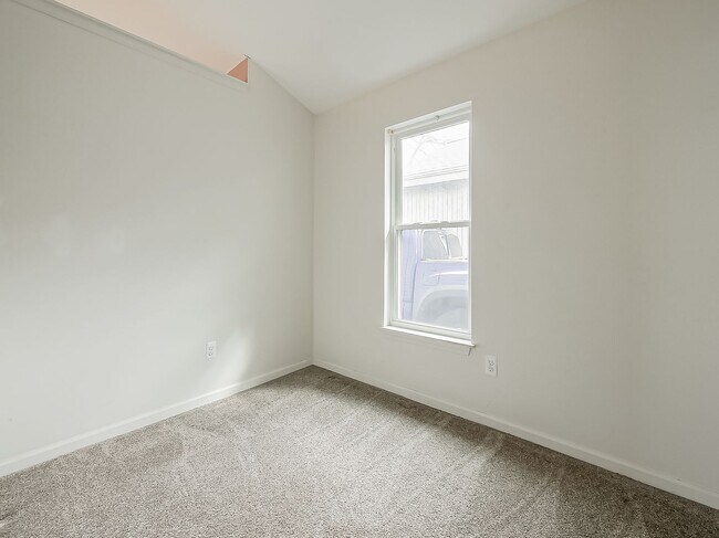 Building Photo - Lake Living at Its Finest in Keego Harbor!