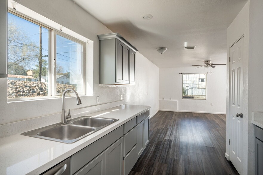 Building Photo - 408 w hillside ave