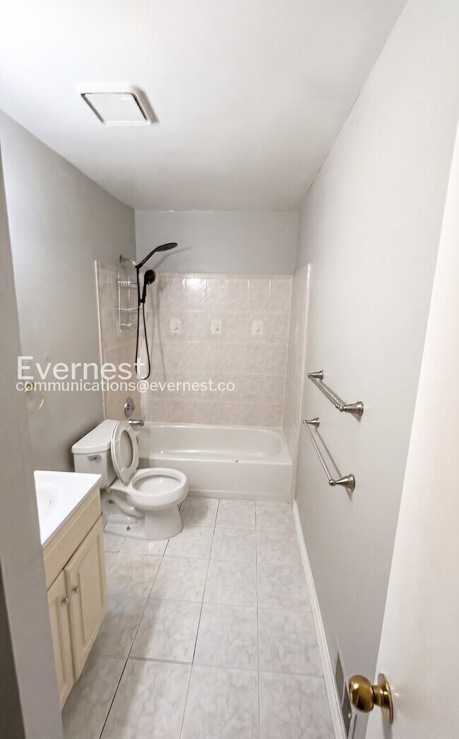 Building Photo - Spacious Town Home with Fenced Yard and Modern Amenities | Pet Friendly | Available Soon!