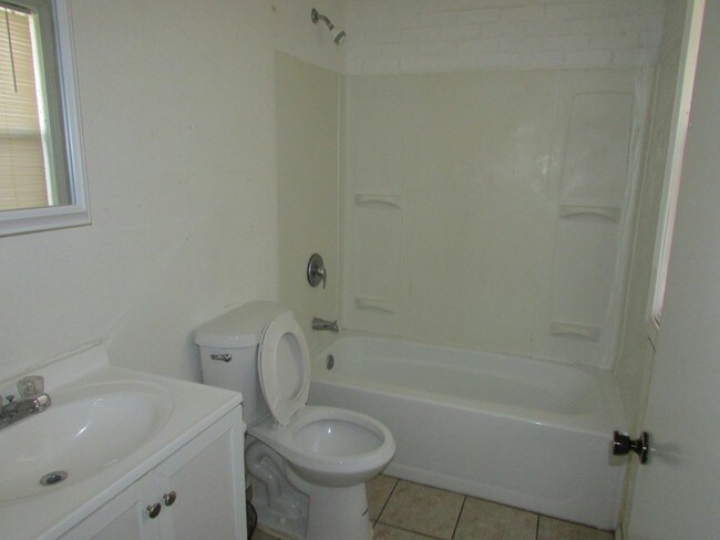 Building Photo - 3135 N Dixie Blvd